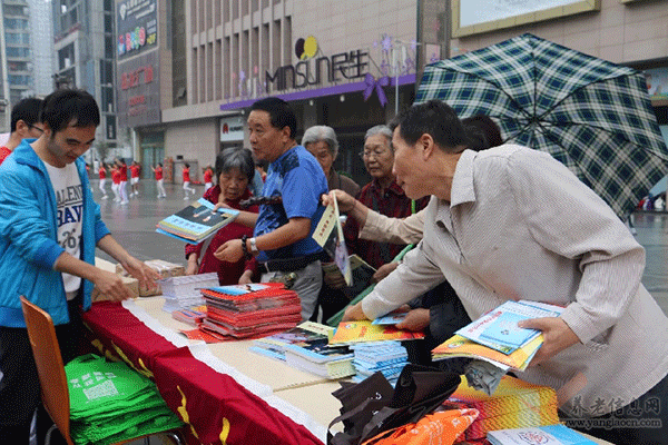 西瑪集團參加“西安市二00六年春節(jié)向城鄉(xiāng)特困戶送溫暖、獻愛心聯(lián)合大行動”活動。